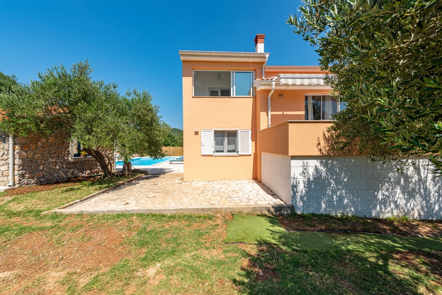 Dům s velkým pozemkem a bazénem