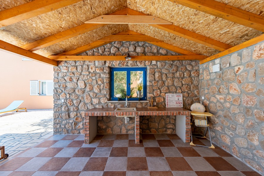 Letní kuchyně z kamene a pokrytá