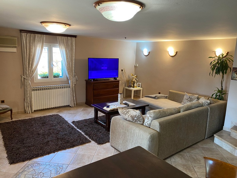 Stylově zařízený obývací pokoj.