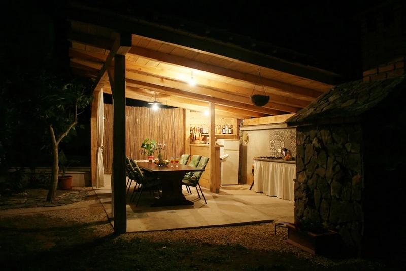 Letní kuchyně ve středomořském stylu s krytým jídelním koutem.