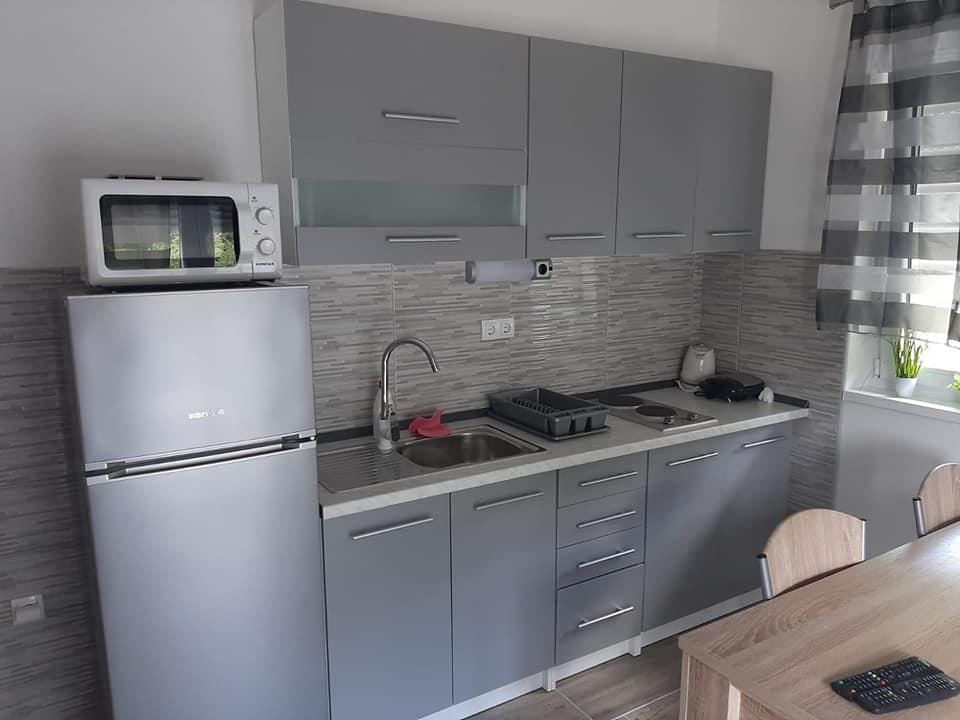 Kuchyň s funkčním vybavením a moderním designem.