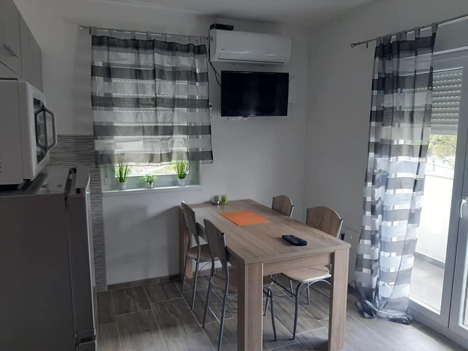 Klimatizovaná jídelna domu H1733 nedaleko Senje, Chorvatsko.