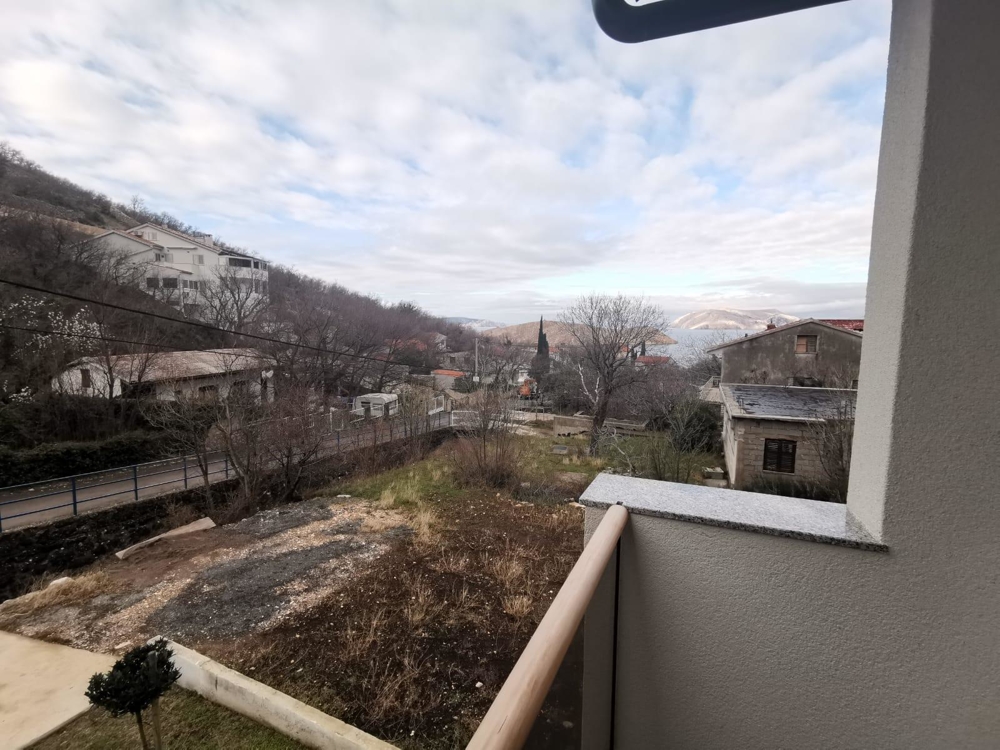 Výhled na moře z balkónu objektu H1733, Senjský kraj, Kvarnerský záliv.