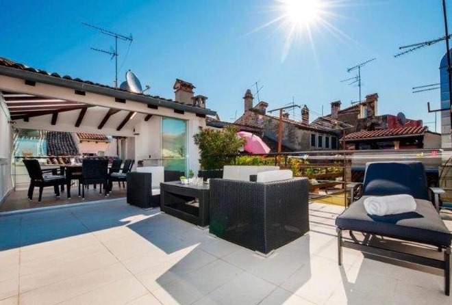 Střešní terasa domu H1763, který je na prodej v Rovinji v centru města.