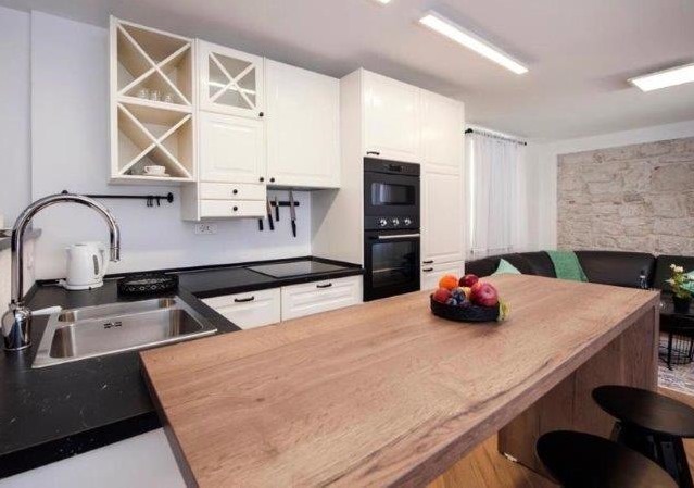 Kuchyň a jídelní kout.