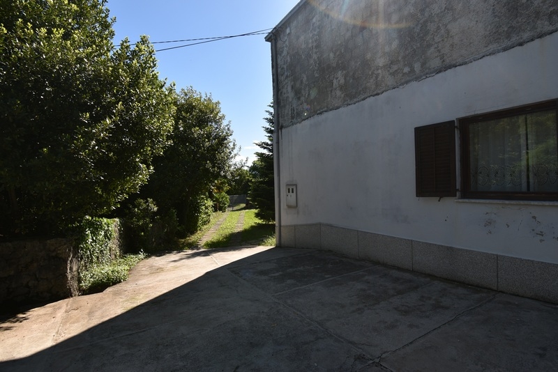 Venkovní prostor a částečný výhled na moře.