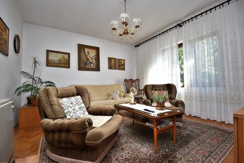 Obývací pokoj s tradičním nábytkem.