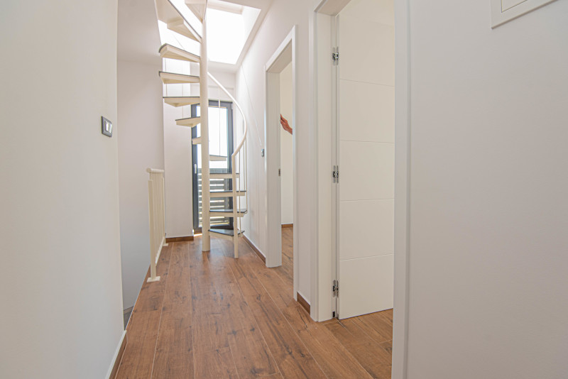 Předsíň a vstup na střešní terasu vily.