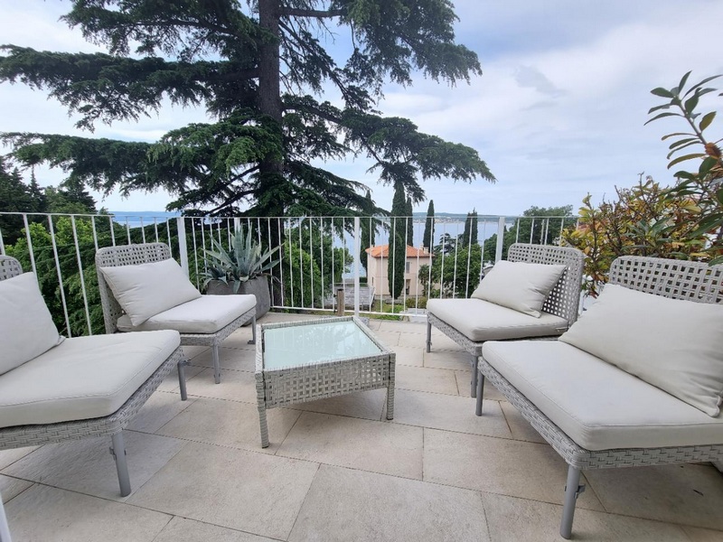 Terasa s krásným výhledem na moře.