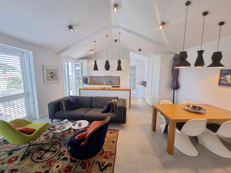 Atraktivní byt v nejvyšším patře vily H1781 - Panorama Scouting Immobilien.