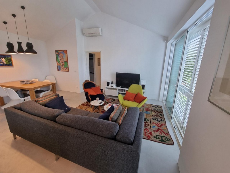 Obývací část s klimatizací.