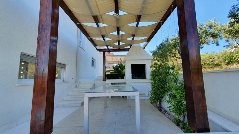 Grilovací gril ve venkovním areálu vily H1783