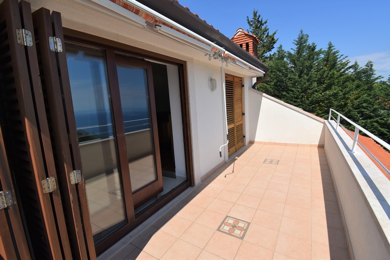 Střešní terasa vily H1785 u Opatije v Chorvatsku - Panorama Scouting.