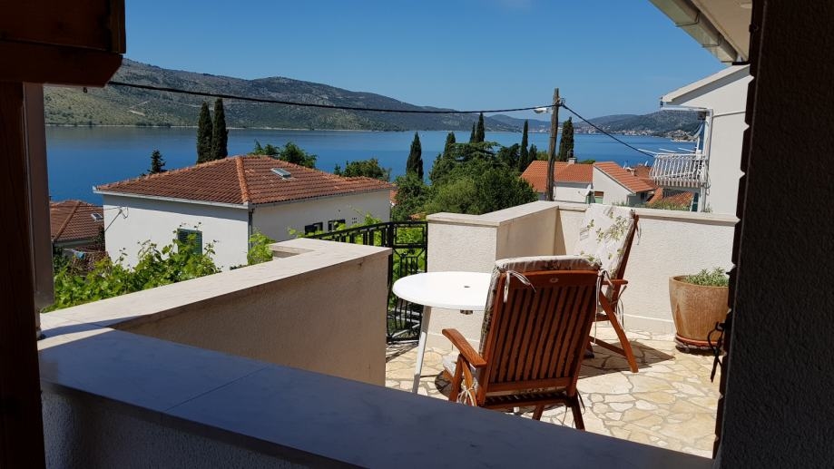 Výhled na moře z terasy objektu H1790 v oblasti Trogir, Chorvatsko - Panorama Scouting.