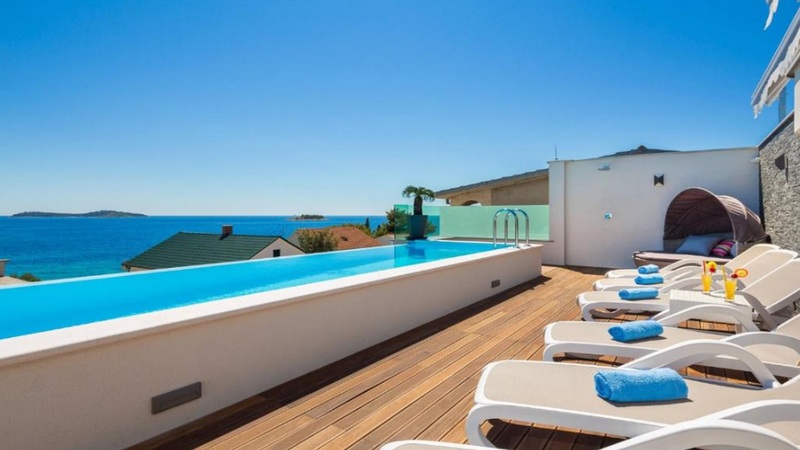 Luxusní vila s nekonečným bazénem a výhledem na moře v Rogoznici, Chorvatsko na prodej - Panorama Scouting.