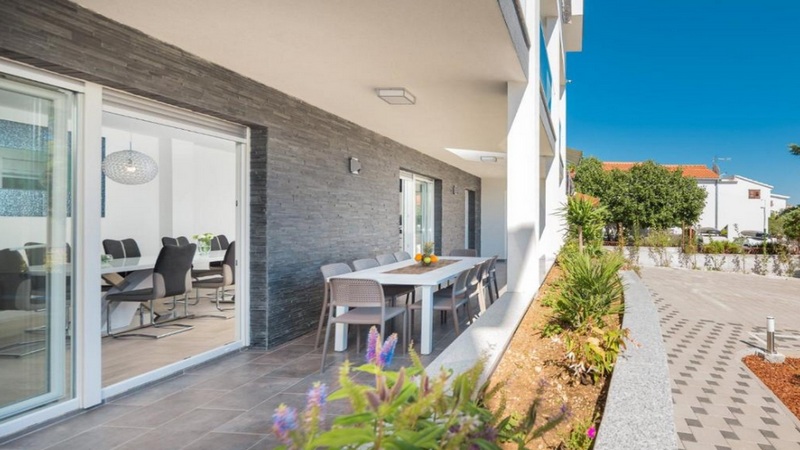 Terasa v přízemí objektu H1799, Rogoznica, Chorvatsko - Panorama Scouting.