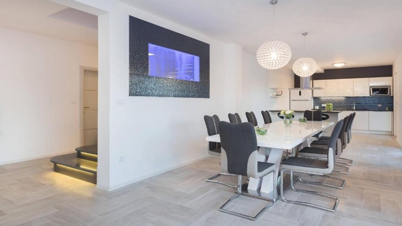 Akvárium integrované do zdi v jídelní části nemovitosti H1799 v Rogoznici, Chorvatsko - Panorama Scouting.