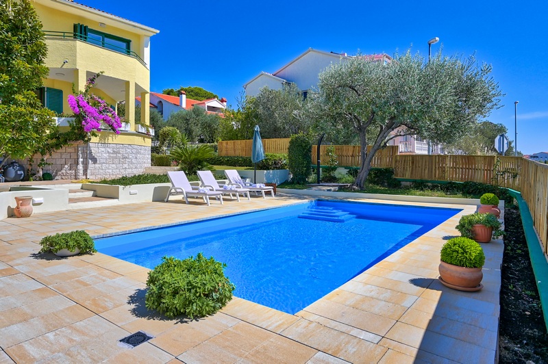 Bazén a terasa Villa H1804