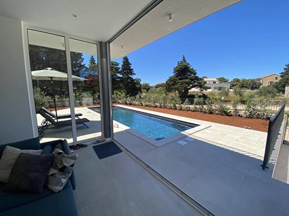 Terasa s bazénem - Vila H1809, na prodej na ostrově Ugljan v Chorvatsku - Panorama Scouting.