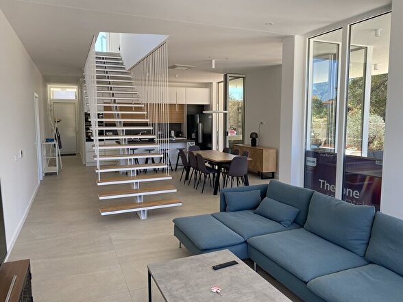 Obývací pokoj a schodiště vedoucí do horního patra.