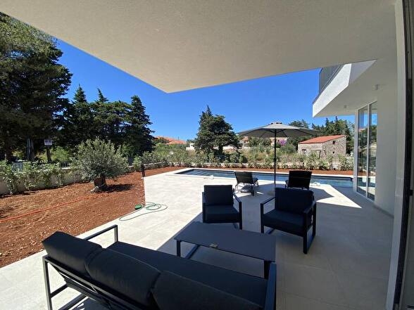 Terasa s výhledem na bazén.