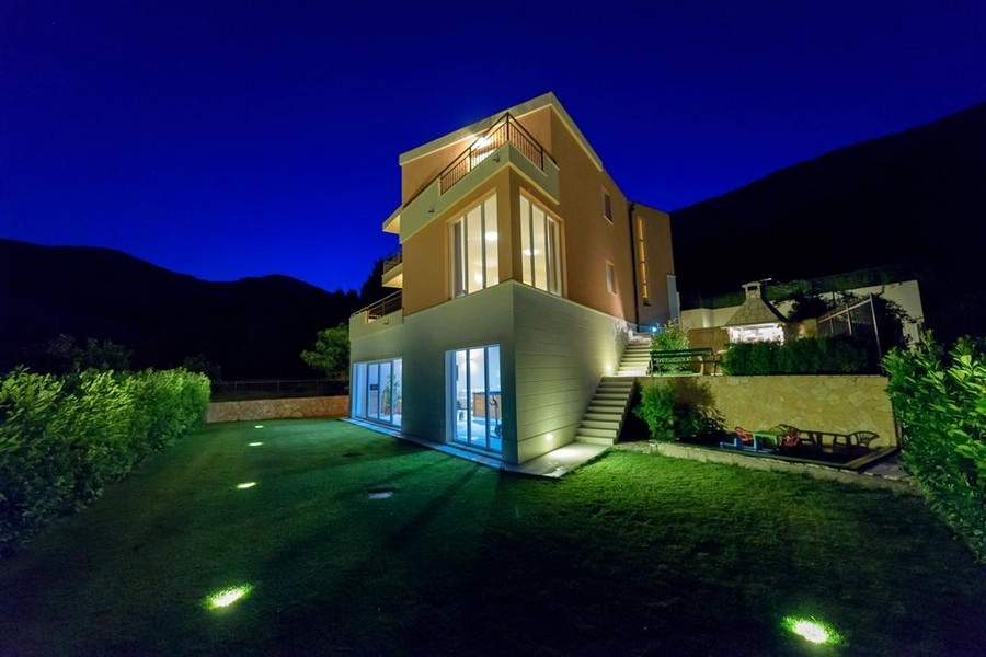 Vila H1828 nedaleko Splitu v noci.