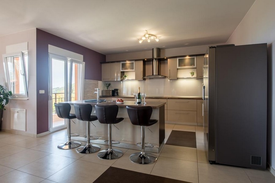 Obývací část s krbem.