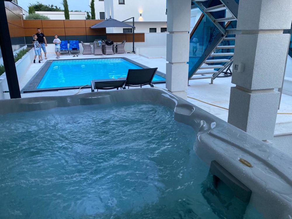 Vila jacuzzi a bazén.