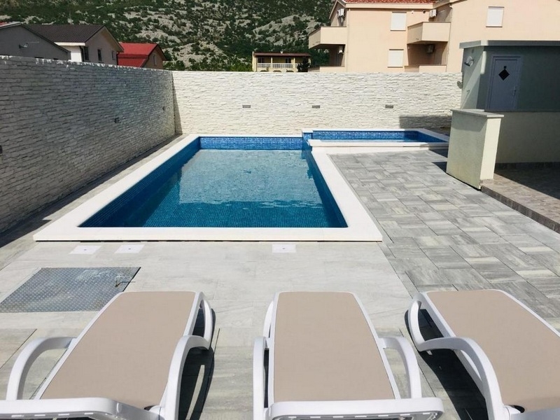 Bazén domu H1872, který je na prodej v Chorvatsku na Karlobagu.