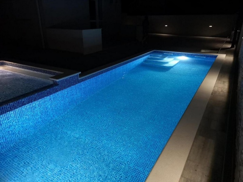 Moderní a funkčně zařízená kuchyně s obývacím a jídelním koutem.