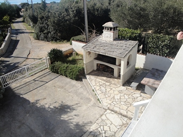 Pohled na gril objektu H1886, ostrov Ugljan, Dalmácie.