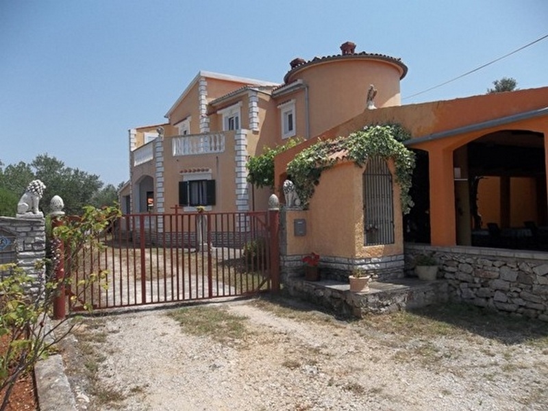 Středomořský dům v Chorvatsku na Ugljanu na prodej - Panorama Scouting Real Estate.