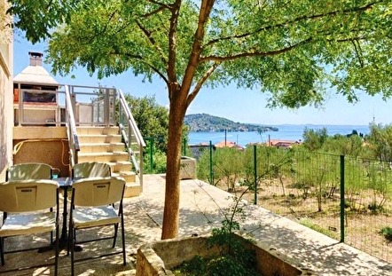 Pohled na středomořskou venkovní plochu nemovitosti.