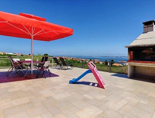 Terasa s grilem a panoramatickým výhledem na moře.