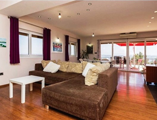 Obývací pokoj s atraktivním nábytkem.