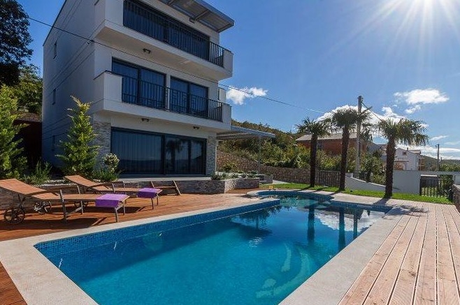 Bazén Villa H1889, Novi Vinodolski region, Chorvatsko - Panorama Scouting.