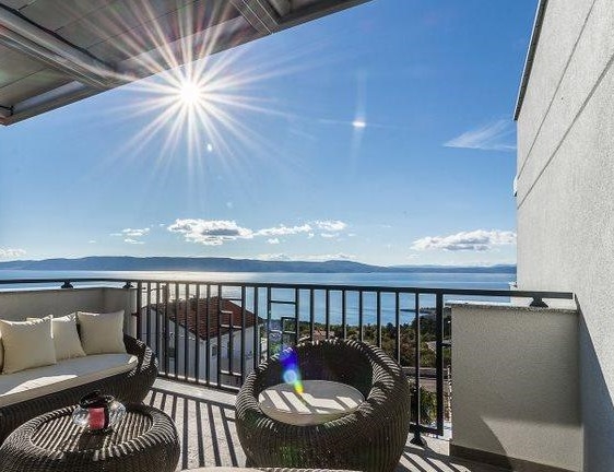 Výhled na moře z terasy v horním patře vily H1889 u Novi Vinodolski v Chorvatsku - Panorama Scouting.