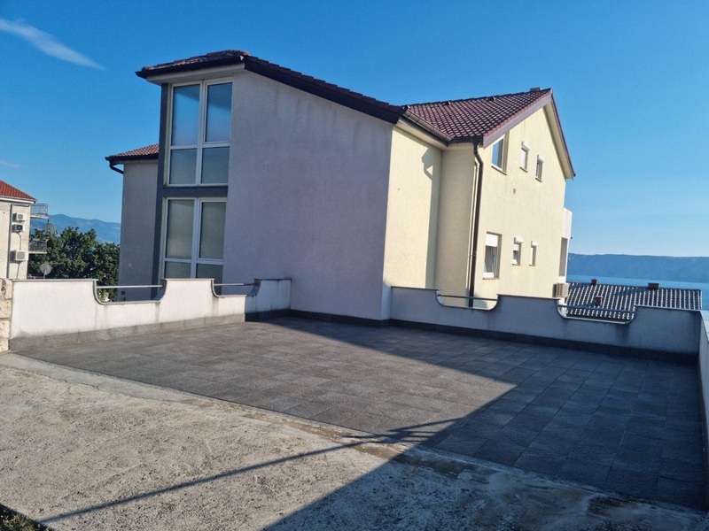 Dům s několika bytovými jednotkami v klidné oblasti v Chorvatsku na prodej.