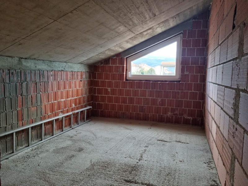 Podkroví ve stavu skořepiny.