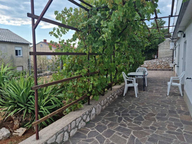 Venkovní terasa objektu H1890, Novi Vinodolski.