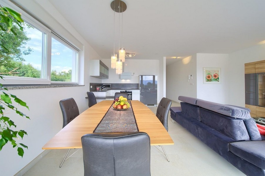 Moderně zařízený obývací prostor.