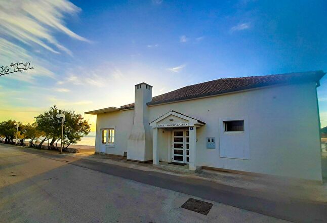 Nemovitost k rekonstrukci u moře na ostrově Ugljan v Chorvatsku - Panorama Scouting.