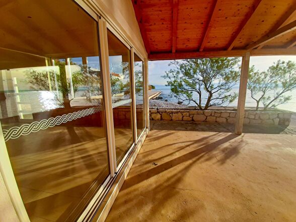 Terasa objektu H1912, který se nachází přímo u moře v Chorvatsku.