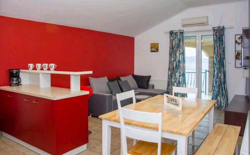 Klimatizovaný obývací a jídelní kout.