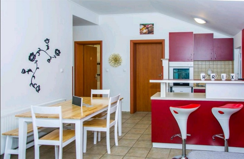 Jídelní kout a kuchyň.