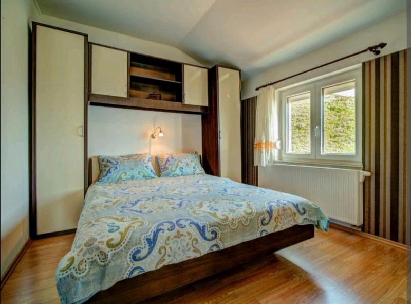 Funkčně zařízená ložnice.