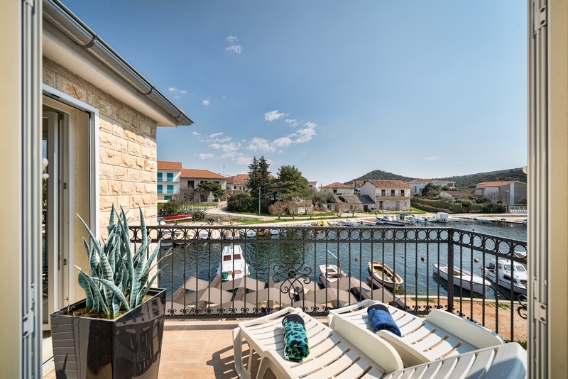 Dům s výhledem na moře nedaleko Rogoznice v Chorvatsku na prodej - Panorama Scouting H1917.