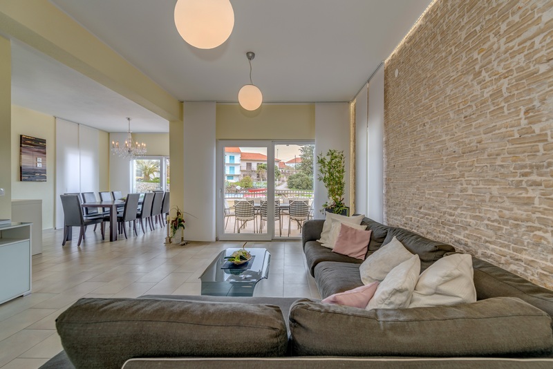 Obývací pokoj a výhled na terasu.