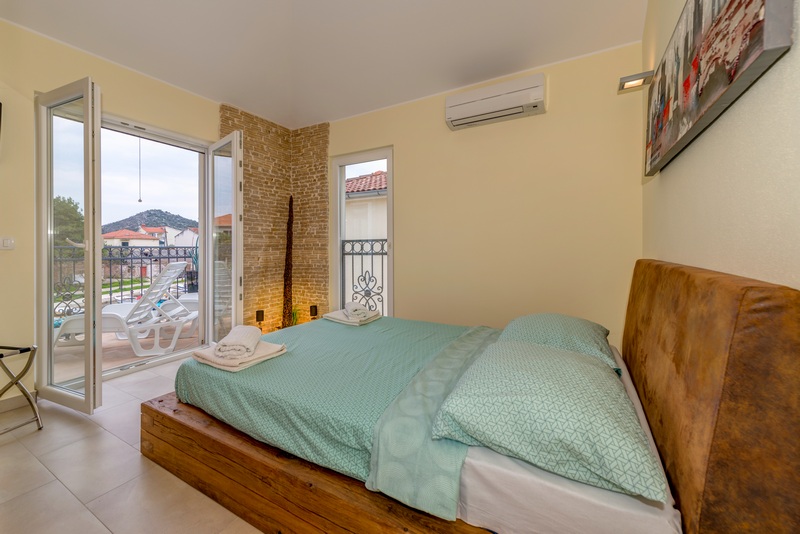 Útulná ložnice nemovitosti H1917 v první řadě na pobřeží.