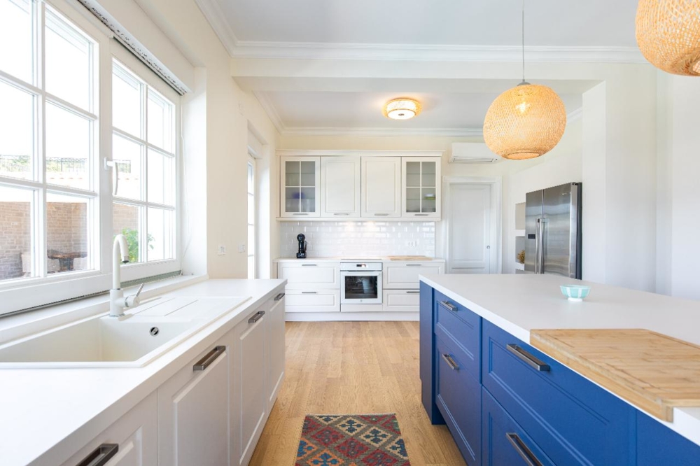 Jídelní kout a kuchyně ve venkovském stylu.